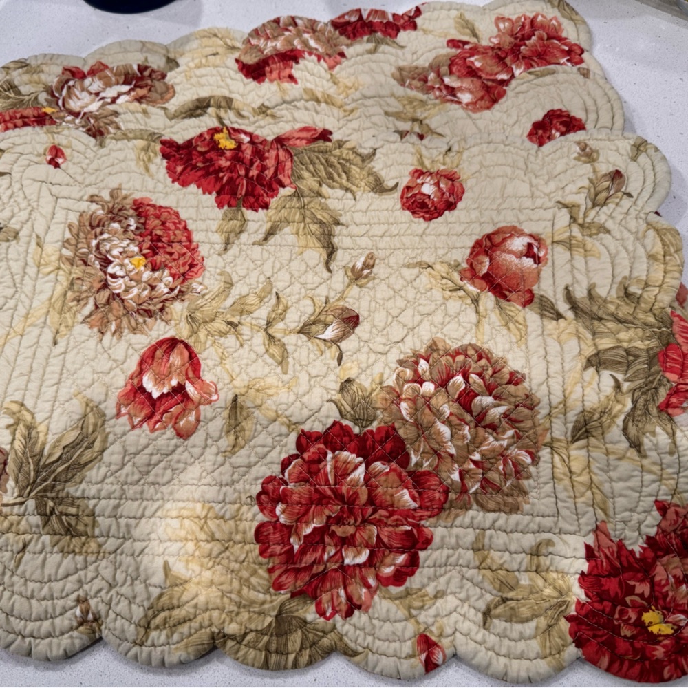 Elegant Quilted Floral Placemats. Set of 4. - Cream and Red